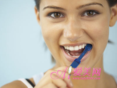 日常刷牙的8個(gè)錯(cuò)誤方式 日常刷牙的8個(gè)錯(cuò)誤方式