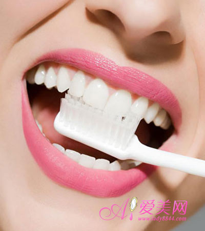 日常刷牙的8個(gè)錯(cuò)誤方式 日常刷牙的8個(gè)錯(cuò)誤方式