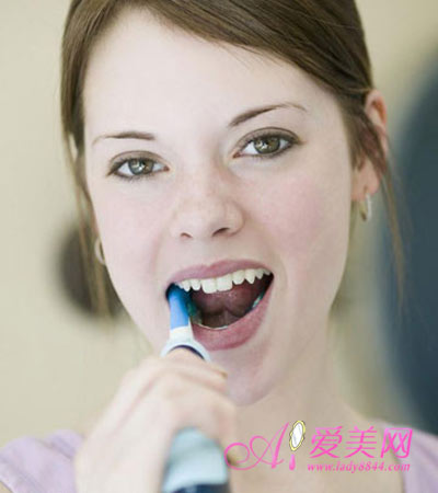 日常刷牙的8個(gè)錯(cuò)誤方式 日常刷牙的8個(gè)錯(cuò)誤方式