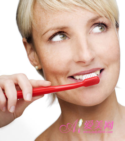日常刷牙的8個(gè)錯(cuò)誤方式 日常刷牙的8個(gè)錯(cuò)誤方式
